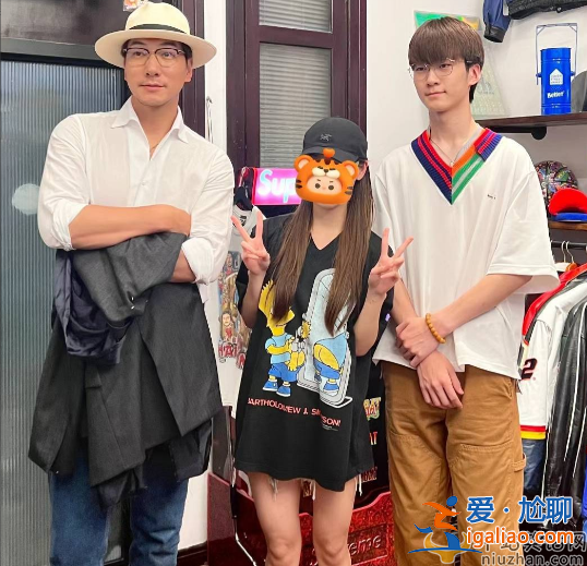 張亮一家三口罕見同框!天天染黃發撞臉李宇春