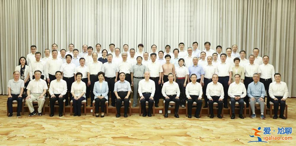 蔡奇看望慰問北戴河暑期休假專家？