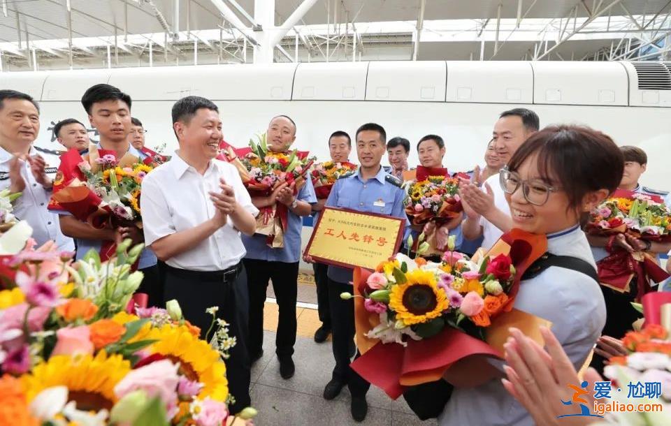 K396次抗擊水害英雄集體每人獲獎1萬 向乘客喊話的趙陽被提拔？