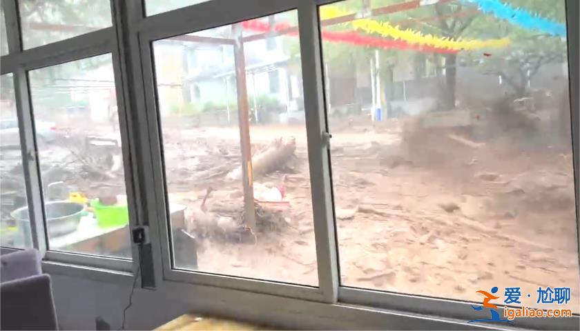 成噸重石頭沖下來(lái) 被沖毀民房為農(nóng)家樂(lè)? 成噸重石頭沖下來(lái) 被沖毀民房為農(nóng)家樂(lè)?