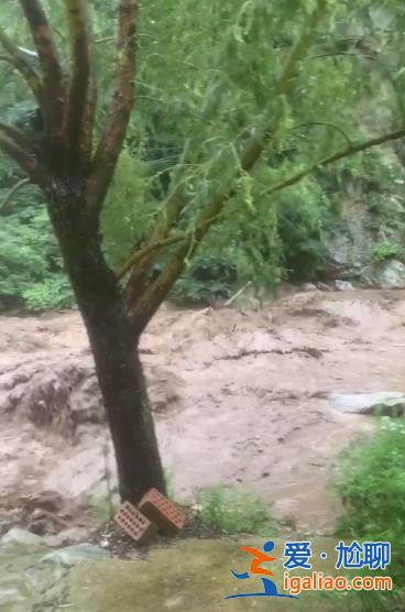 成噸重石頭沖下來(lái) 被沖毀民房為農(nóng)家樂(lè)? 成噸重石頭沖下來(lái) 被沖毀民房為農(nóng)家樂(lè)?