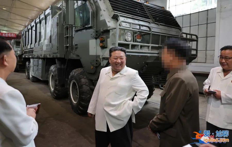 金正恩視察多個重要軍工廠 親自駕駛戰車？