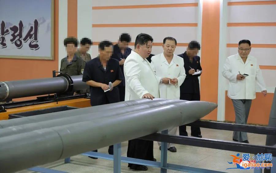 金正恩視察多個重要軍工廠 親自駕駛戰車？