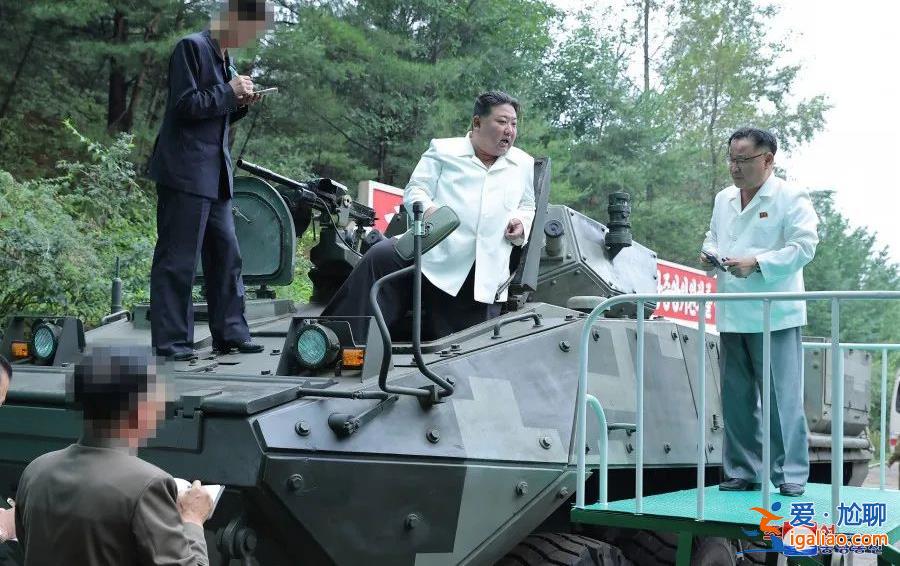 金正恩視察多個重要軍工廠 親自駕駛戰車？