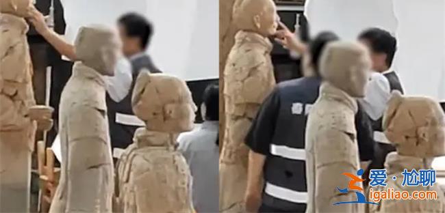 考古人員徒手摸兵馬俑[徒手摸]？