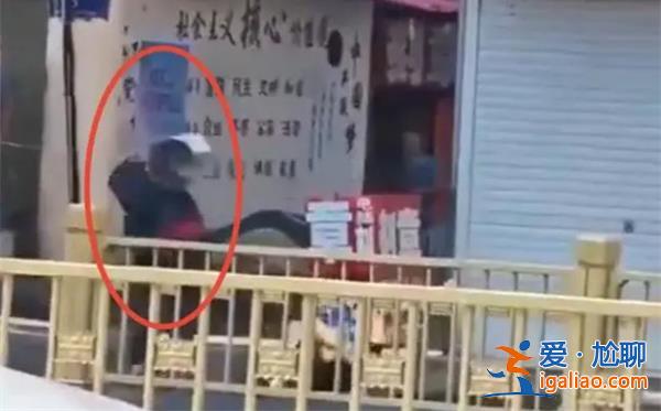 男子沿街砍人被市民扔水桶[市民扔水桶]？
