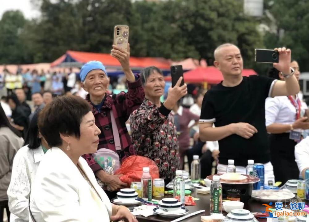 五千游客齊聚廣場吃壩壩宴？
