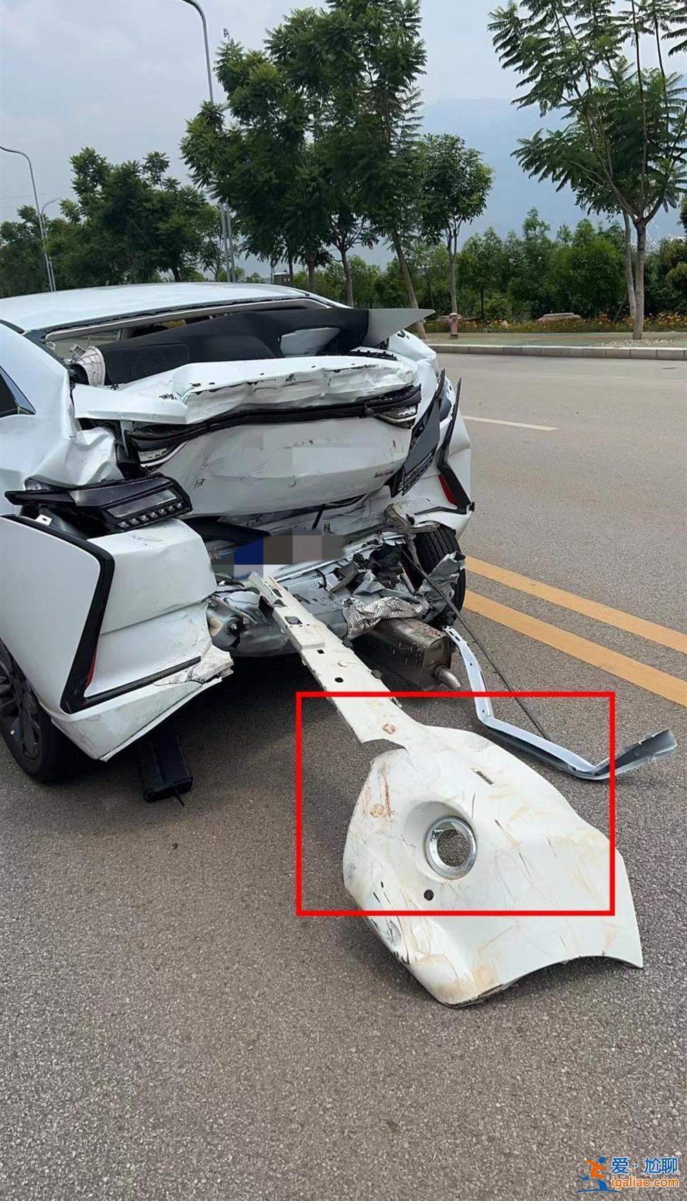 有司機駕車攔截被頂著前行？