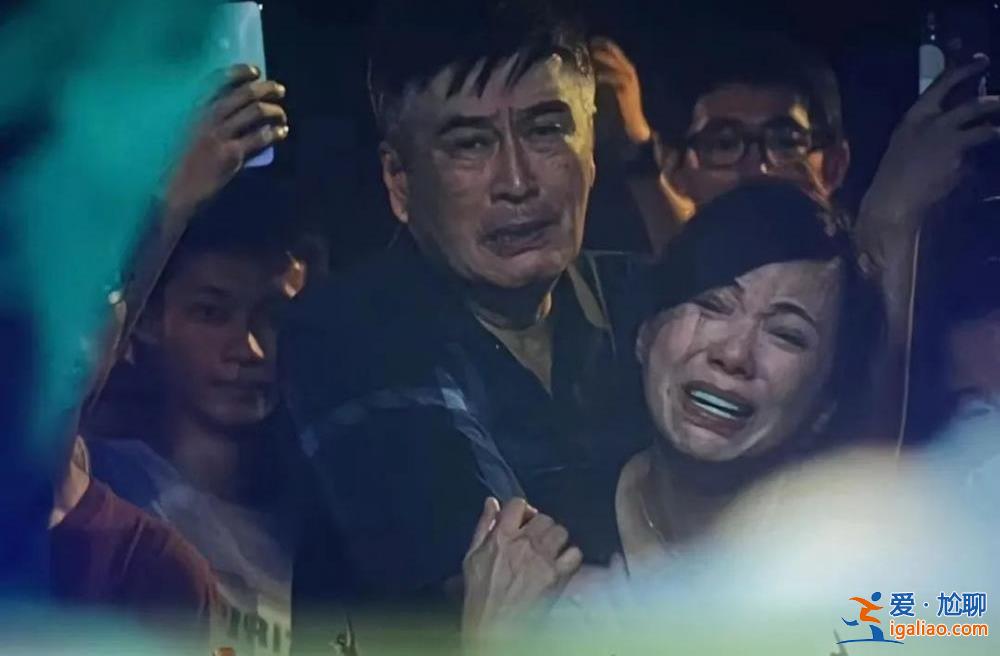 兒子被大砍刀圍住后入伙？
