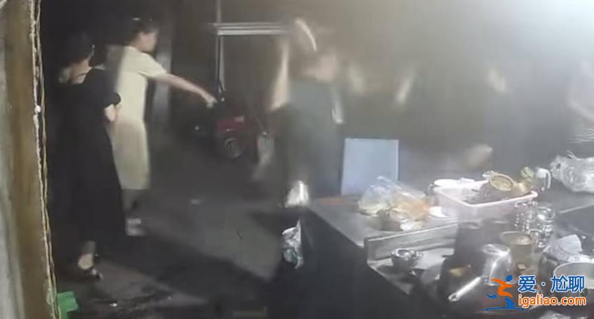 樂山一社區(qū)書記因酒后沖突帶人砸夜宵攤?紀(jì)檢部門介入調(diào)查 已暫停職務(wù)? 樂山一社區(qū)書記因酒后沖突帶人砸夜宵攤?紀(jì)檢部門介入調(diào)查 已暫停職務(wù)?