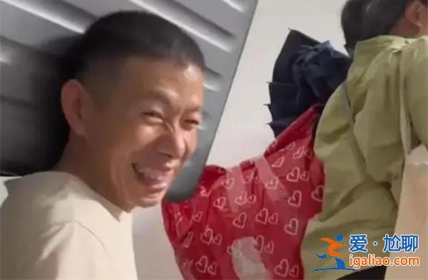 男生考上浙大爸爸扛行李上六樓[父親搬行李]？