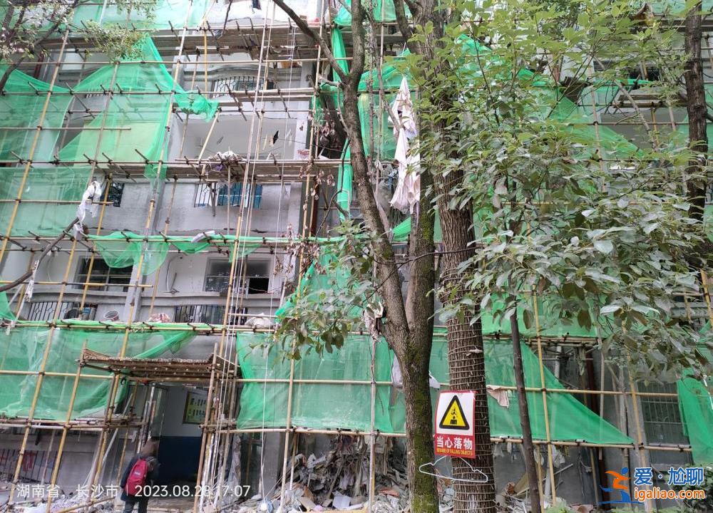 長沙醫學院疑有學生被墜物砸傷住進ICU？校方否認？