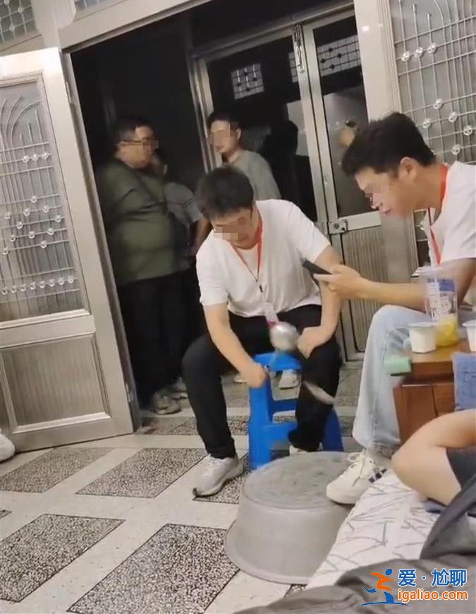 江蘇揚(yáng)州一男子稱因拒拆遷被人上門敲盆騷擾 當(dāng)?shù)鼗貞?yīng)？