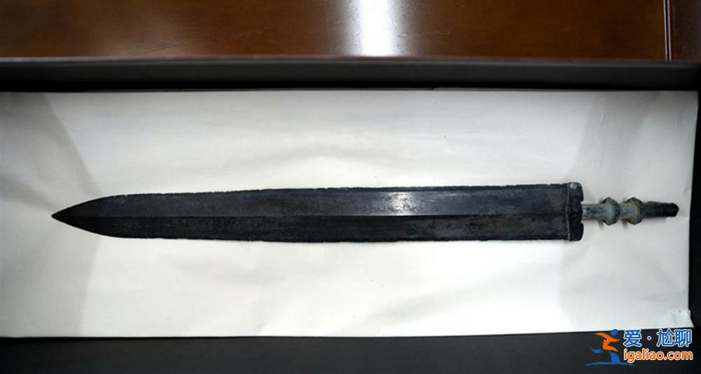 安徽一男子在自家田里挖出戰(zhàn)國(guó)青銅楚劍和矛 主動(dòng)上交給國(guó)家？