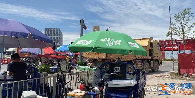 深圳兩名保安奪走商販盒飯甩地上 處理結果來了? 深圳兩名保安奪走商販盒飯甩地上 處理結果來了?