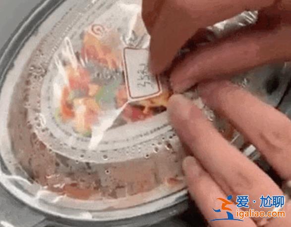 乘客坐高鐵花35元買盒飯 發現15元標價被貼紙蓋住 12306回應？