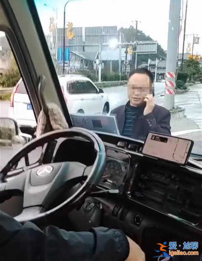 國企領(lǐng)導(dǎo)別車并逼停旅游客車？當(dāng)?shù)丶o(jì)委啟動(dòng)調(diào)查 游客被要求下架視頻？