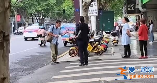 男子稱丟200元街頭崩潰大哭引發網友討論？