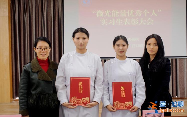 四川成都跪地救人的甘孜姑娘獲表彰 婉拒獎金希望把這錢給更需要的人？