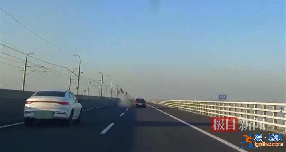南京一摩托車超車后追尾前方車輛 騎手被撞飛后墜湖不幸身亡？