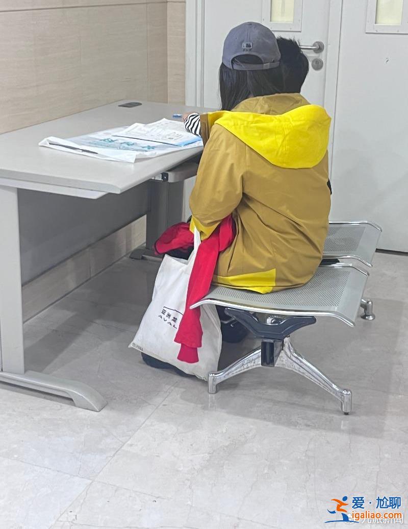 家屬稱住院等5天 有孩子邊輸液邊做作業？