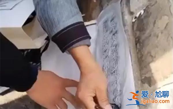 兩男子拍打拓印南京古城墻字跡 以下是禁止原因？