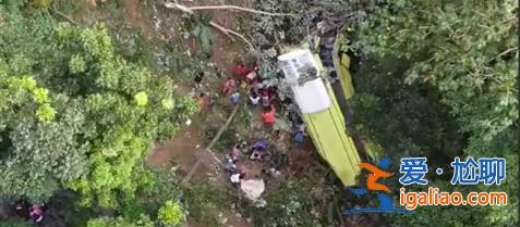 菲律賓一輛巴士墜入懸崖 已致25人死亡？
