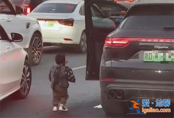 男子疑似將妻兒拖出保時捷，男子稱自己特別后悔[己特別后悔]？