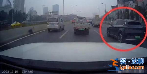 女司機加塞不成別停后車，別停原因要注意[別停原因]？
