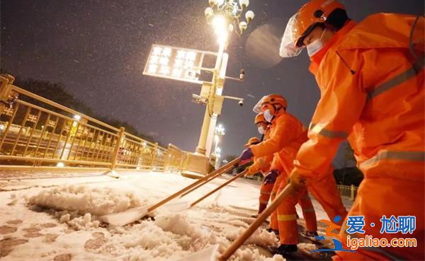 河南市民騎電動車雪地艱難前行[雪地電動車前行]？
