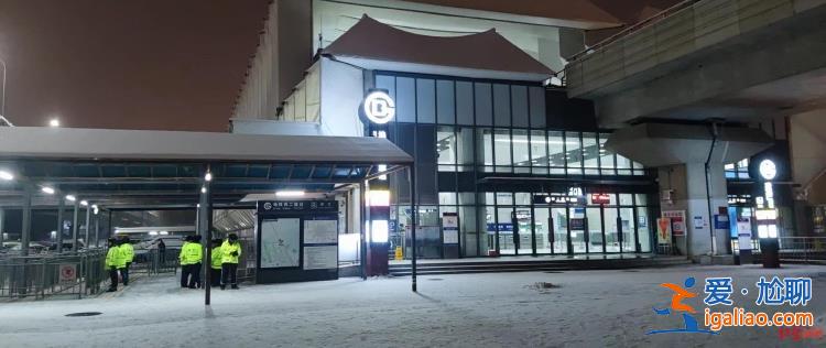 雪夜中送來棉衣和熱水 有傷者坐輪椅送上救護車？