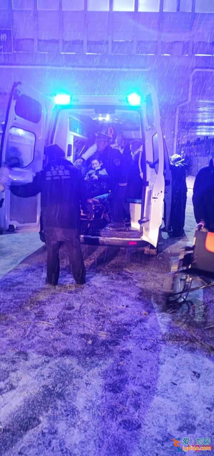 雪夜中送來棉衣和熱水 有傷者坐輪椅送上救護車？
