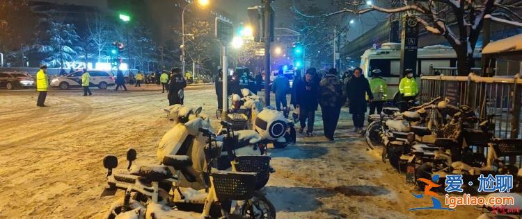 雪夜中送來棉衣和熱水 有傷者坐輪椅送上救護車？
