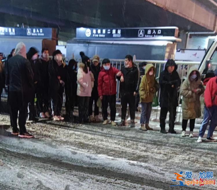 雪夜中送來棉衣和熱水 有傷者坐輪椅送上救護車？