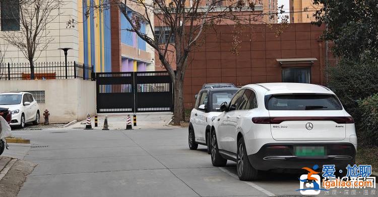 陜西咸陽(yáng)一公租房小區(qū)被爆“豪車”林立 記者采訪被罵“滾出去”？
