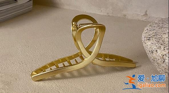 女子出車禍鯊魚夾插入腦后[鯊魚夾]？