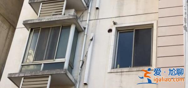 物業把老人去世房屋改成宿舍，物業應如何服務[老人]？