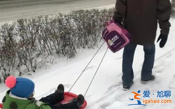 暴雪后家長拉滑雪板接送小孩[板接送小孩]？