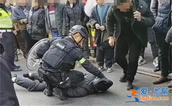 成都一男子持刀砍傷多人，持刀砍人需要付哪種法律責任[哪種法律責任]？