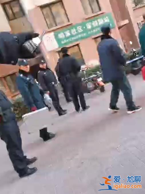 秦皇島一小區居民家中突發兇案 目擊者稱女子被送去搶救 多方回應？