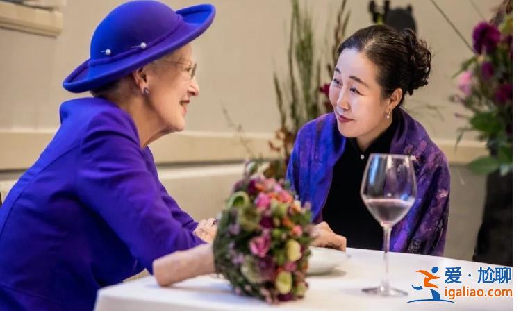 曾打破慣例兩次訪華 這位“個(gè)性女王”退位？