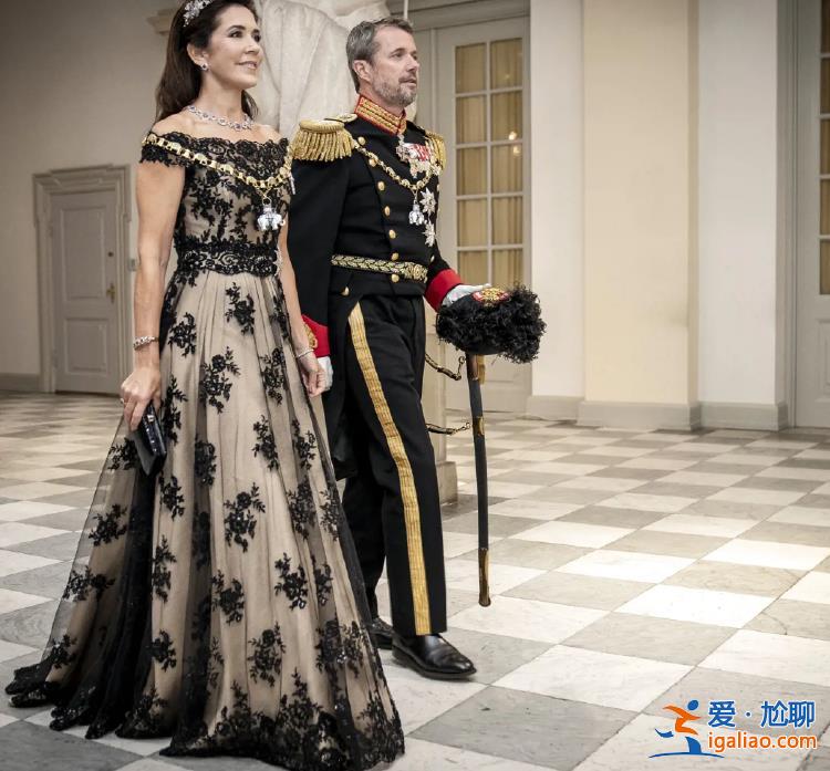 曾打破慣例兩次訪華 這位“個(gè)性女王”退位？