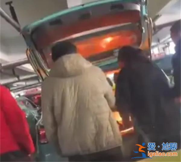 女子疑似在出租車尾箱生火炒菜  情況是否屬實？