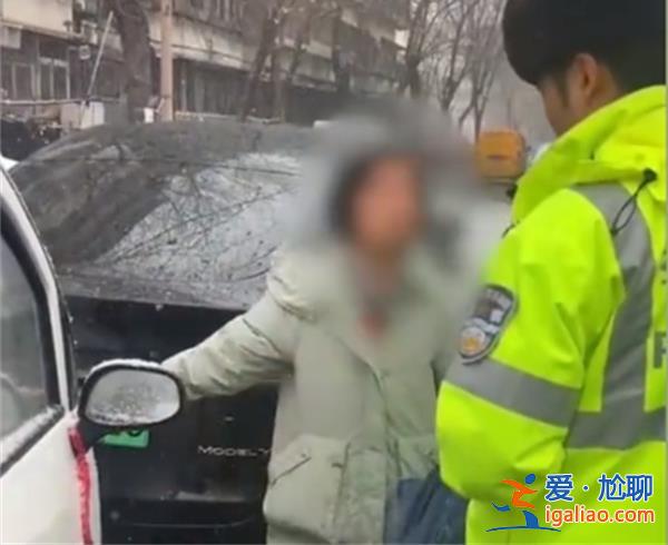 大媽開老頭樂追尾特斯拉后囂張碰瓷，，什么“立功”解決了該事故[斯拉]？