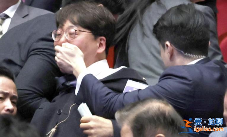 韓總統府回應“在野議員被捂嘴拖走” 稱“為總統安全” 網友爭議? 韓總統府回應“在野議員被捂嘴拖走” 稱“為總統安全” 網友爭議?