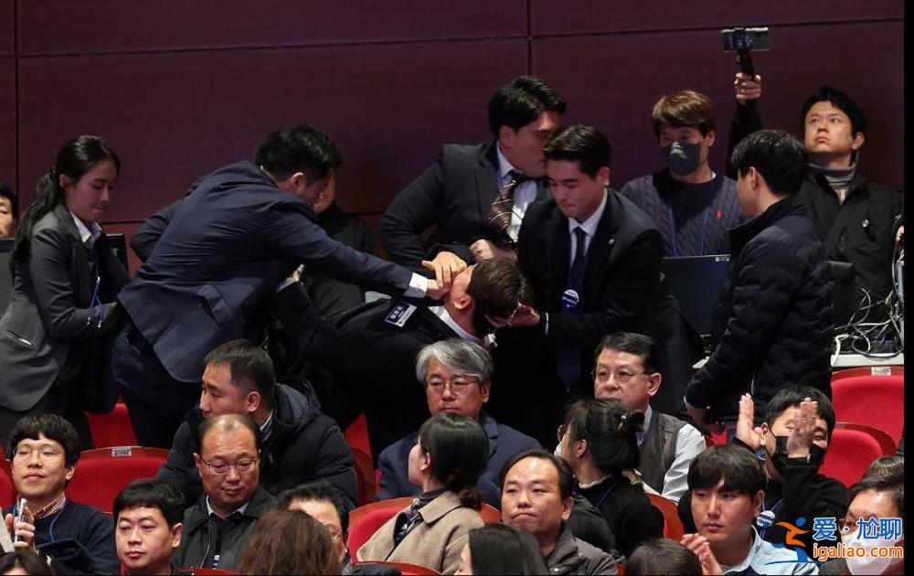 韓總統府回應“在野議員被捂嘴拖走” 稱“為總統安全” 網友爭議? 韓總統府回應“在野議員被捂嘴拖走” 稱“為總統安全” 網友爭議?