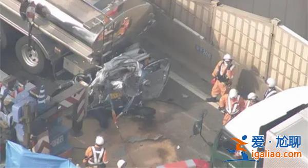 日本高速上一汽車被擠到約30厘米厚，事故原因為何[約30厘米厚]？