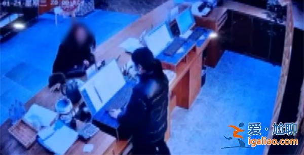 女子用方言辱罵服務員還自稱老師，女子真是老師嗎[女子自稱老師]？