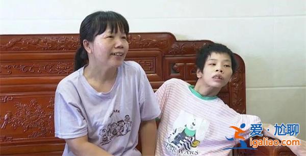 媽媽和腦癱女兒做了13年同桌 原因究竟是什么？