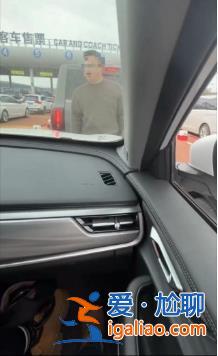 奔馳車上男子加塞不成攔車砸引擎蓋？ 拍視頻者:計劃返鄉再修車 警方已向我了解情況？